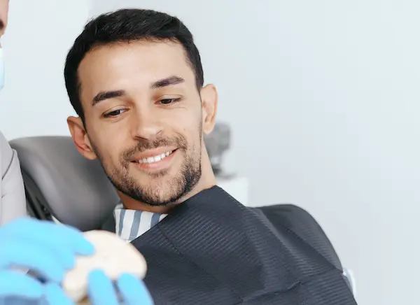 paciente hombre de implantes dentales